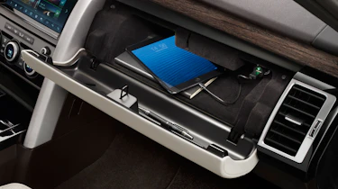 Land Rover Discovery 2017 - official glovebox