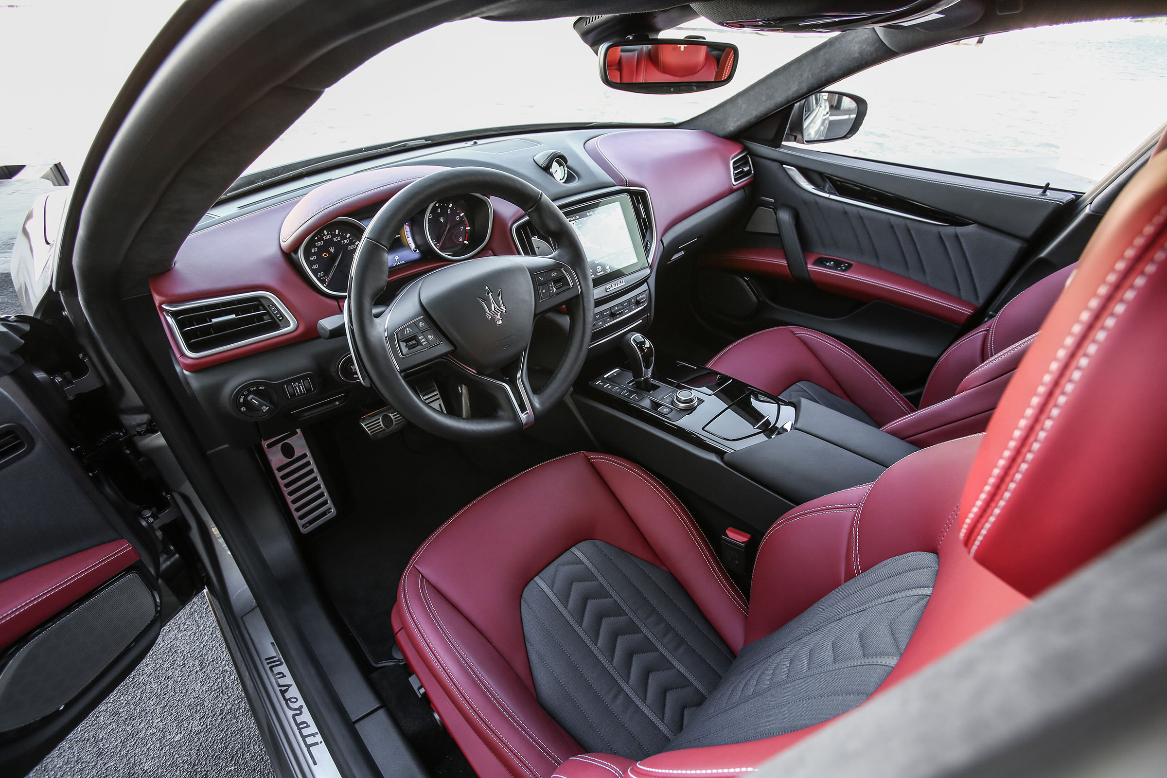 Maserati Ghibli 2016 front seats