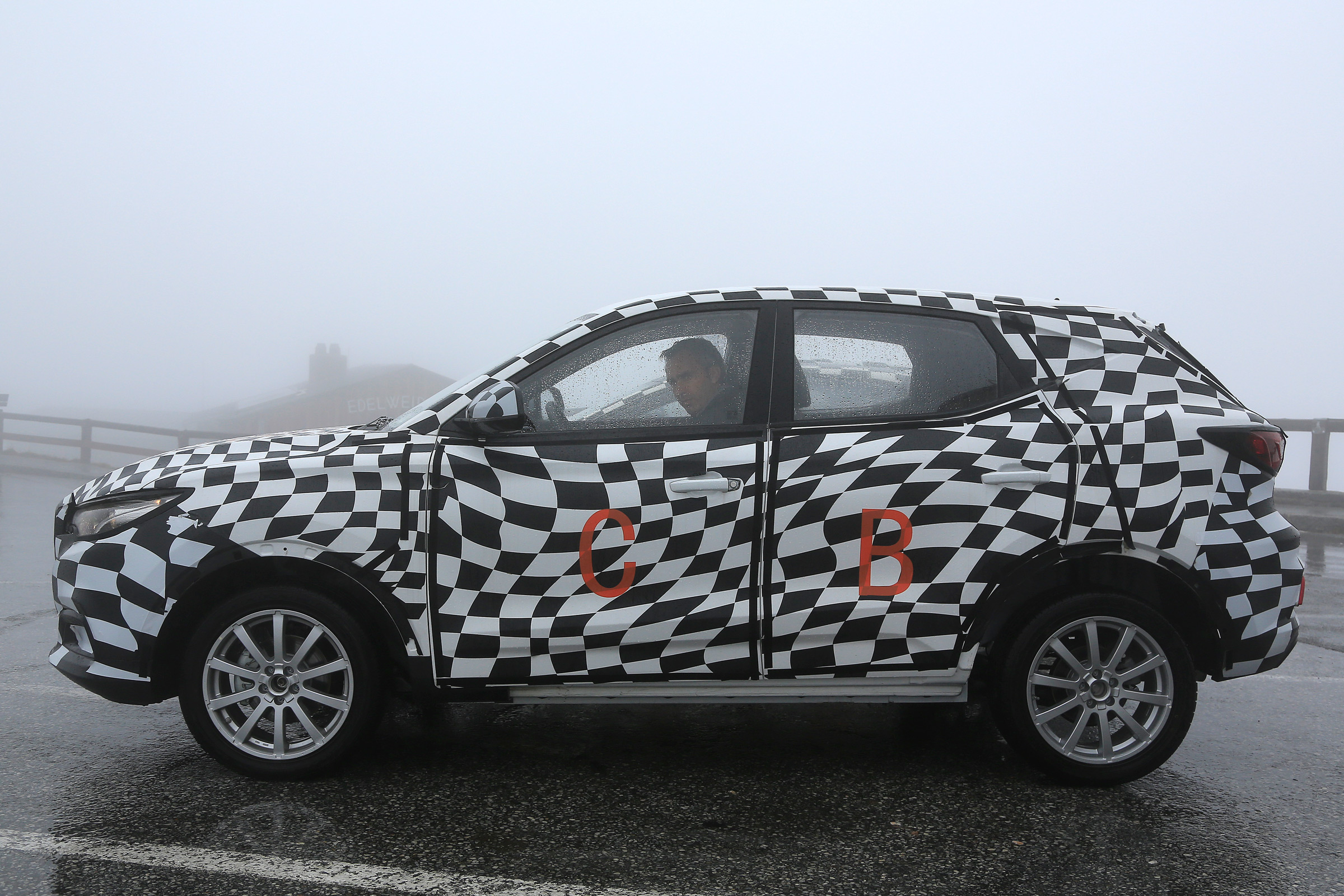 MG ZS - spy shot side tracking