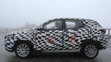 MG ZS - spy shot side tracking