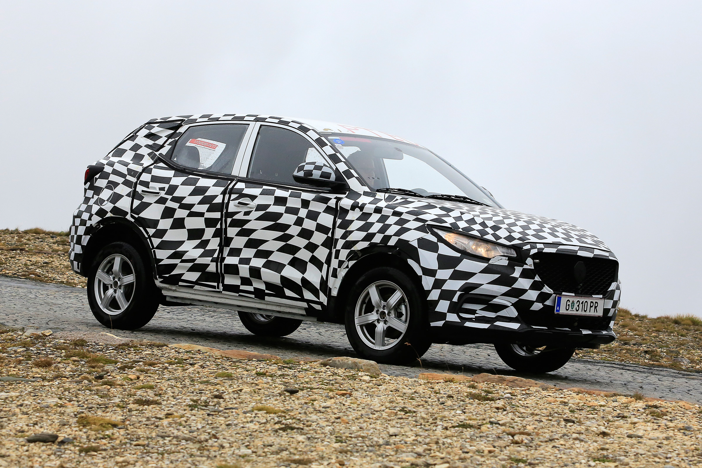 MG ZS - spy shot side tracking