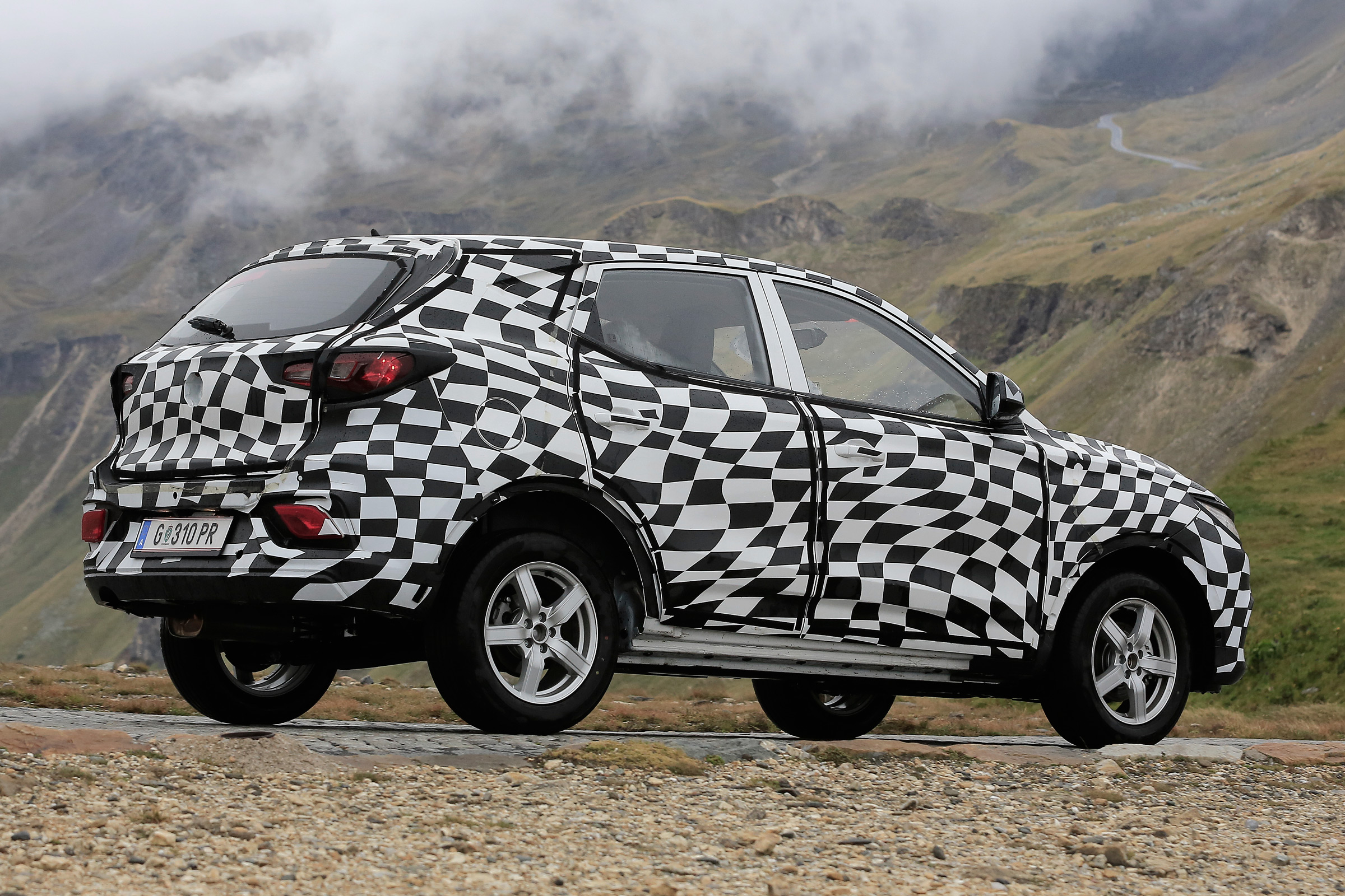 MG ZS - spy shot rear tracking