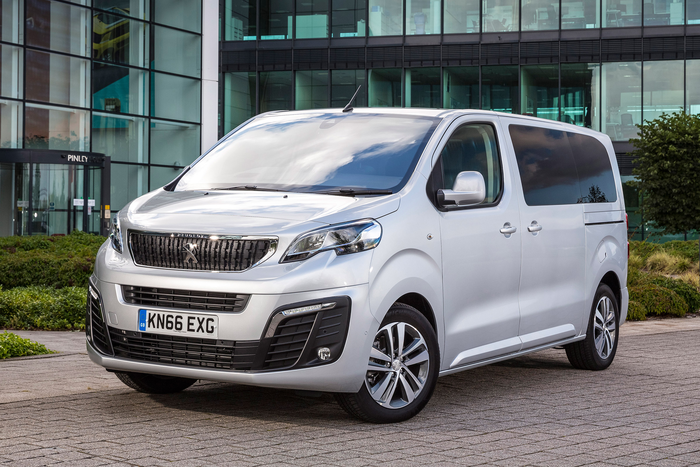 Peugeot Traveller - front/side