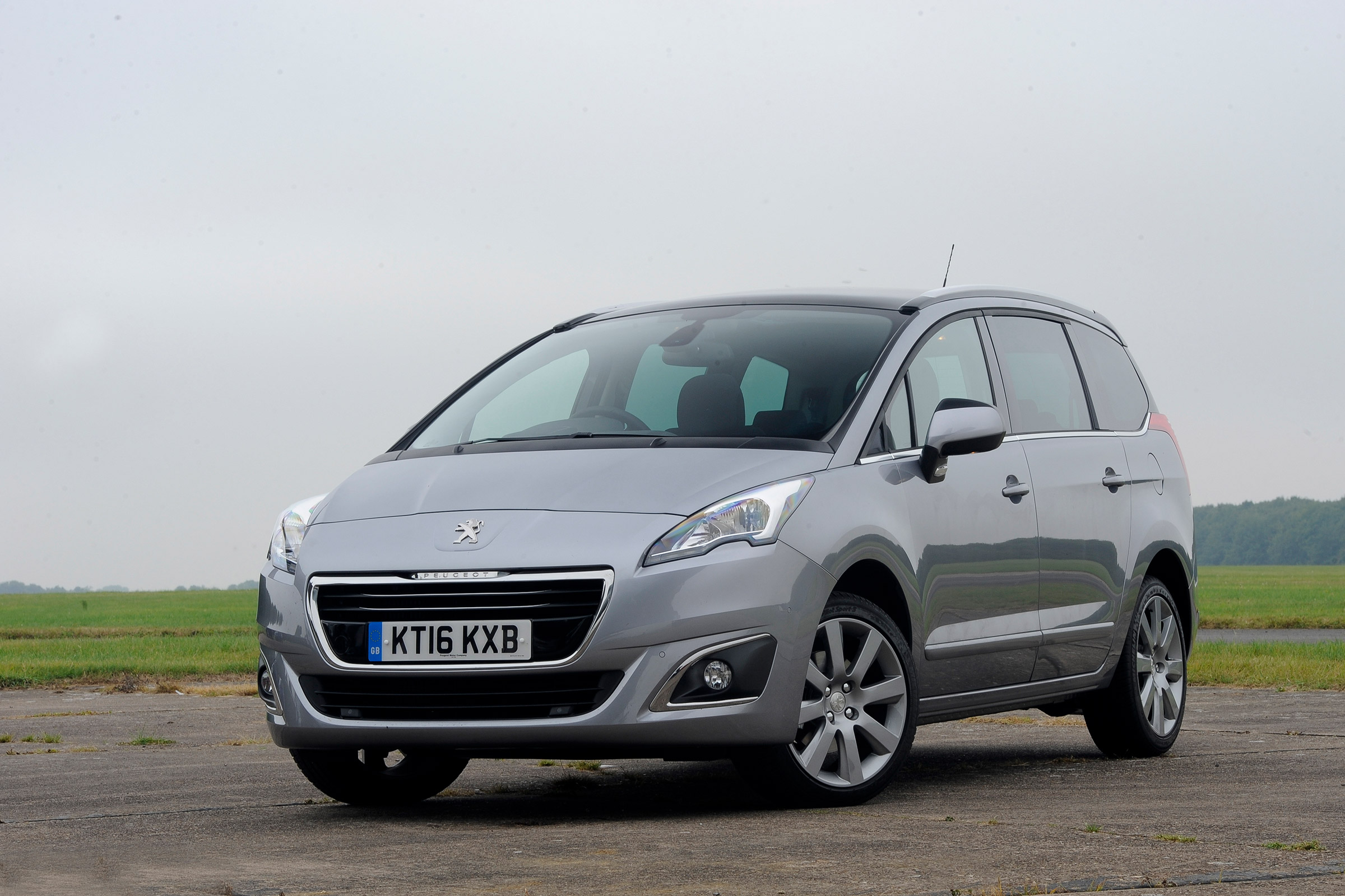 Citroen Grand C4 Picasso vs Volkswagen Touran vs Peugeot 5008 - 