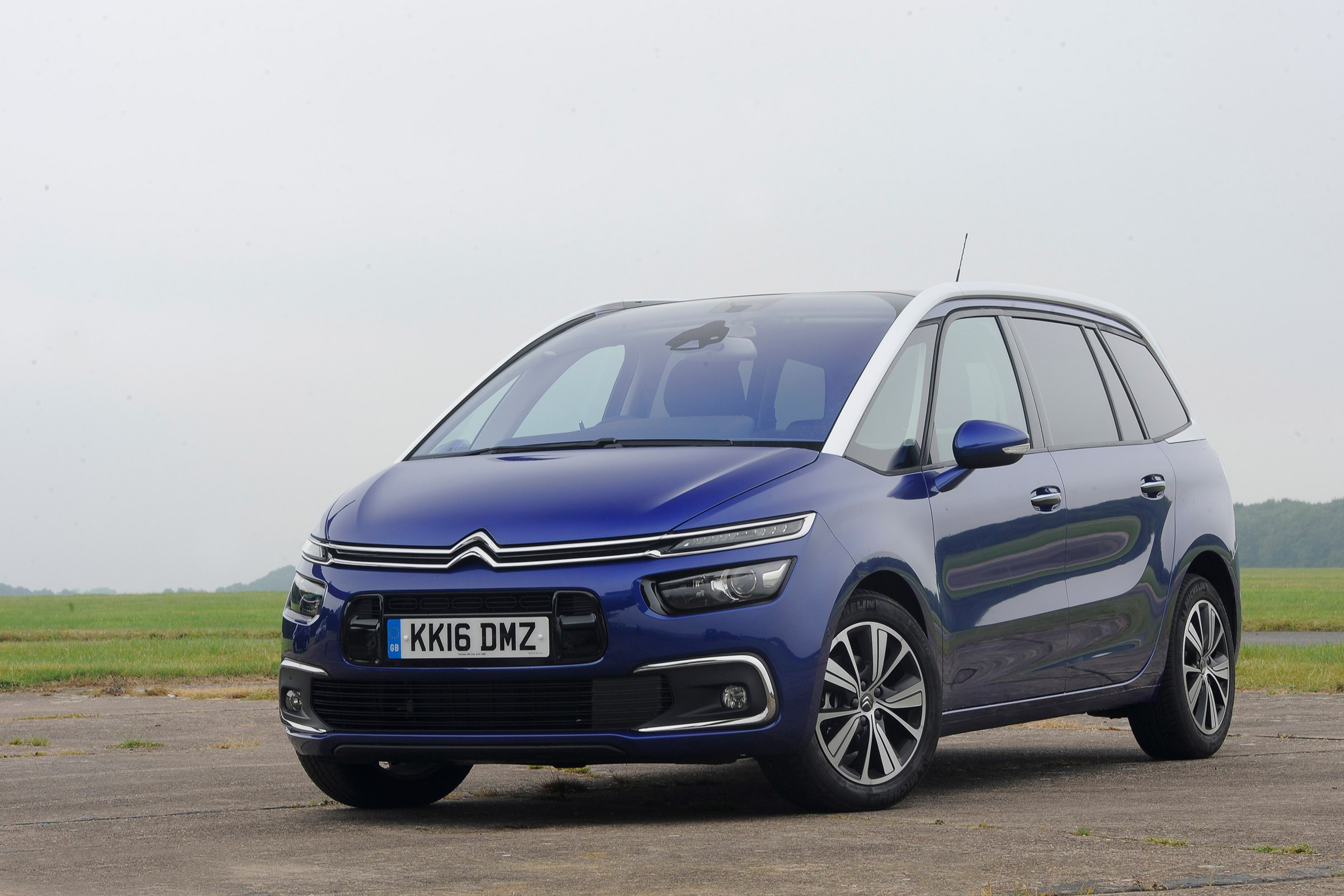 Citroen Grand C4 Picasso vs Volkswagen Touran vs Peugeot 5008 - 