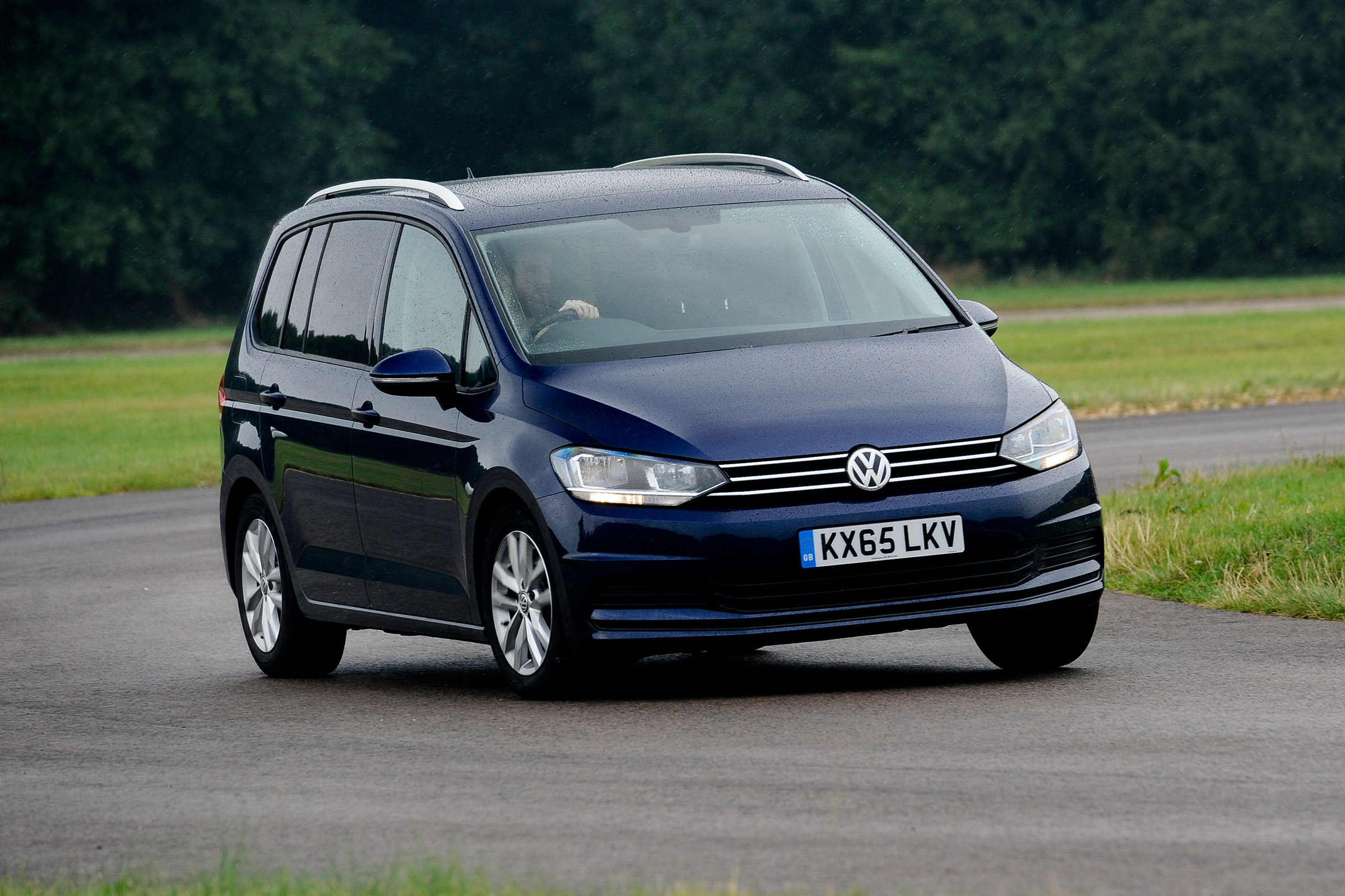 Citroen Grand C4 Picasso vs Volkswagen Touran vs Peugeot 5008 - 