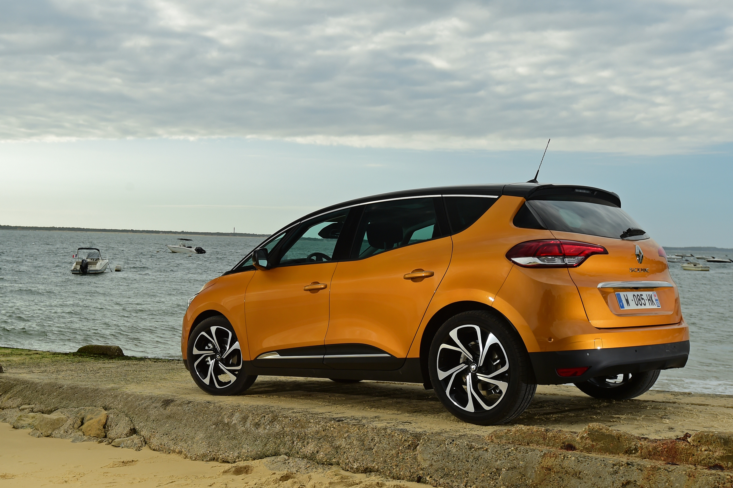 Renault Scenic 2016 - rear quarter