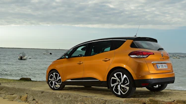 Renault Scenic 2016 - rear quarter
