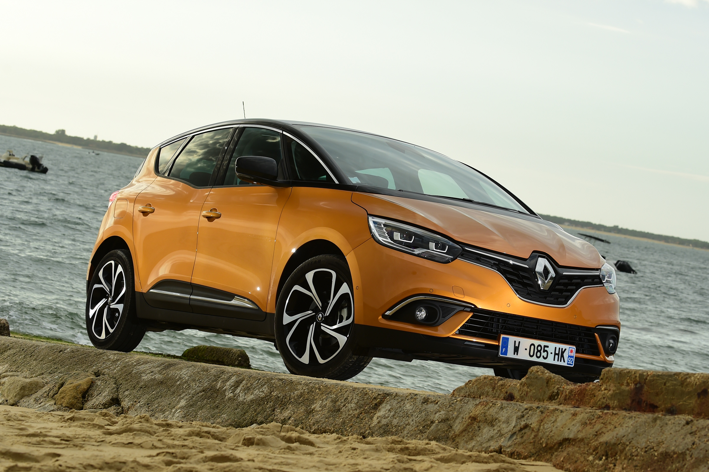 Renault Scenic 2016 - front quarter