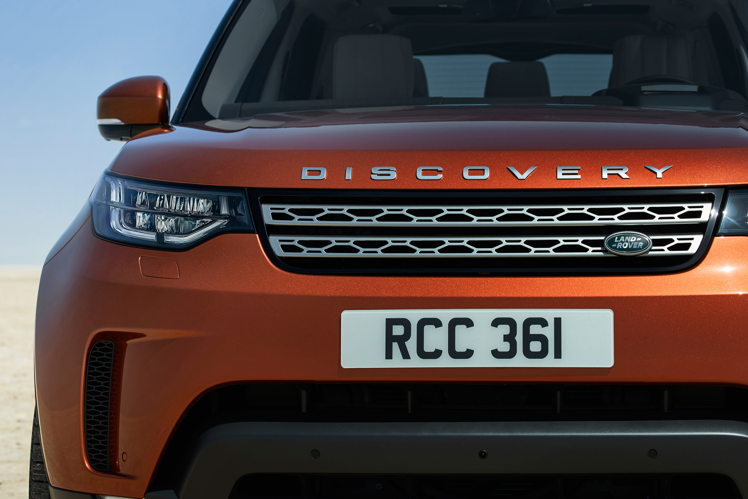 Land Rover Discovery 2017 - official front detail