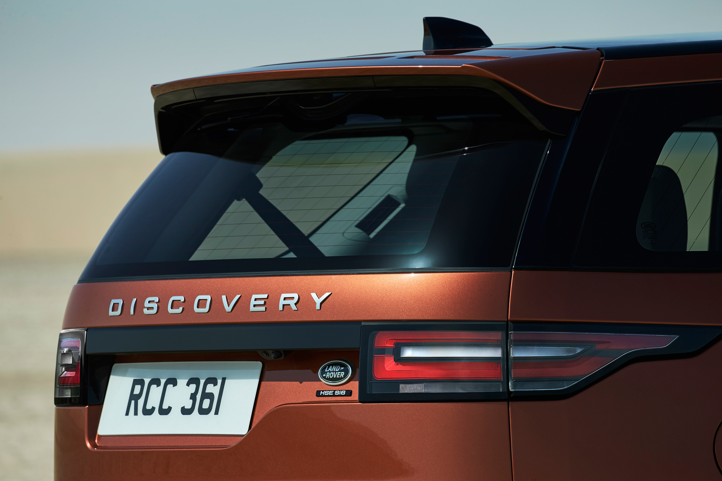 Land Rover Discovery 2017 - official rear detail