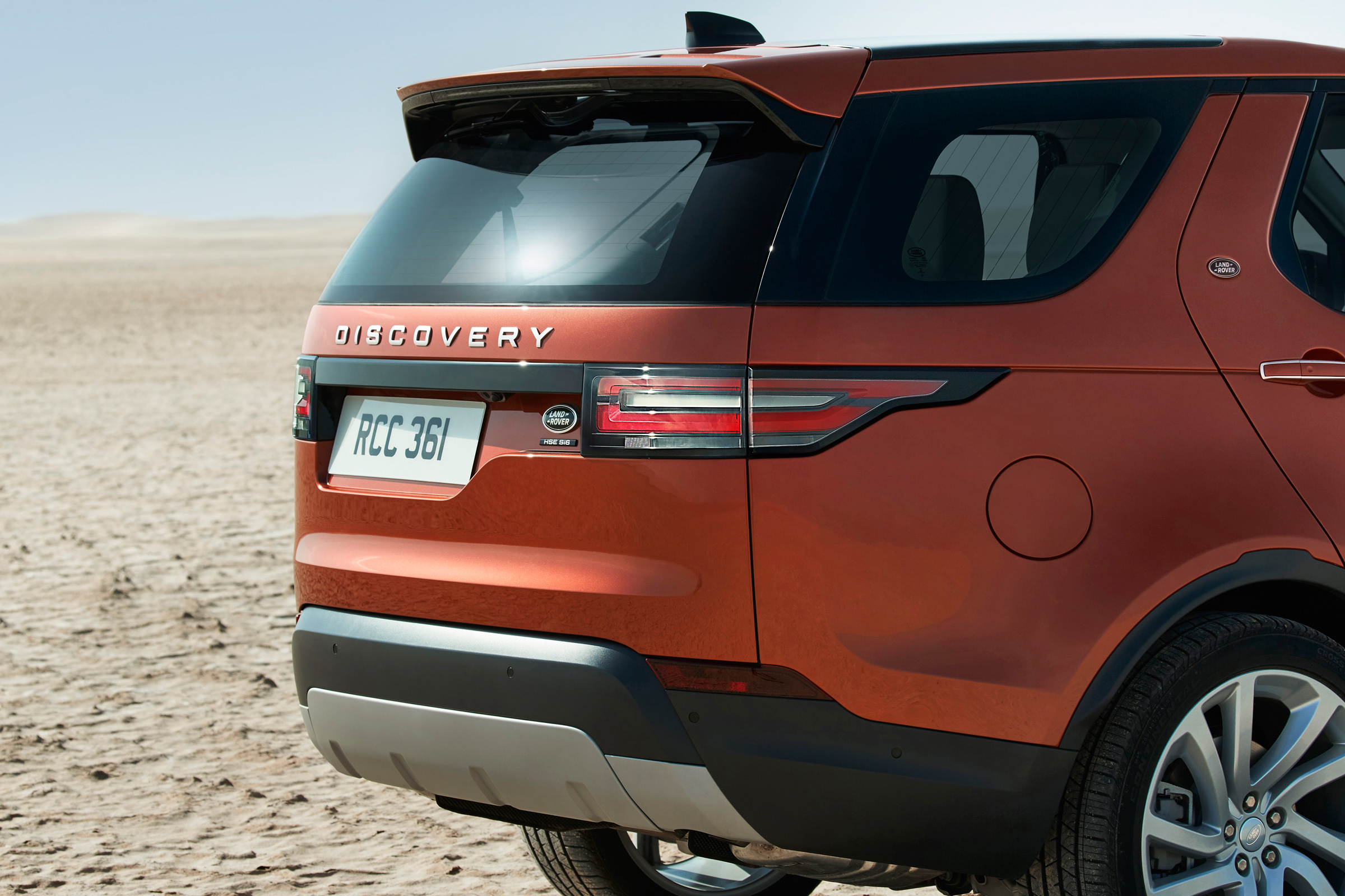 Land Rover Discovery 2017 - official rear