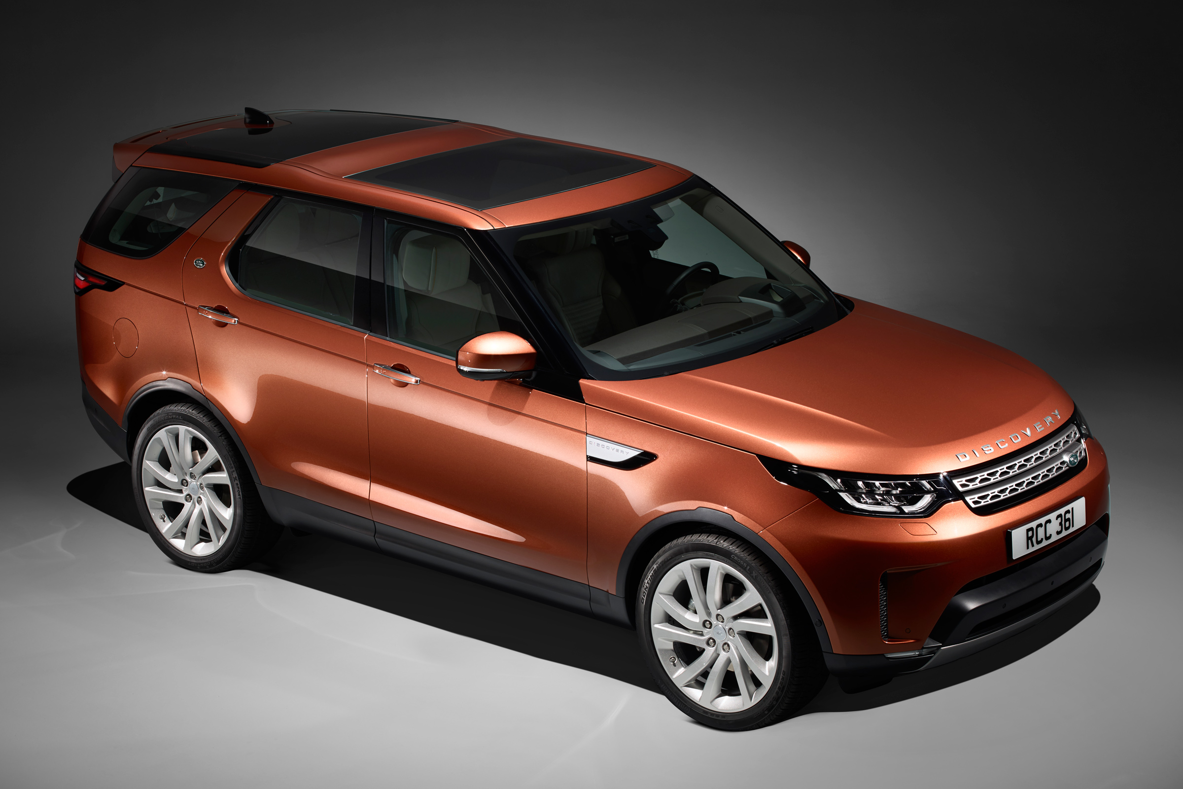 Land Rover Discovery 2017 - official studio front quarter