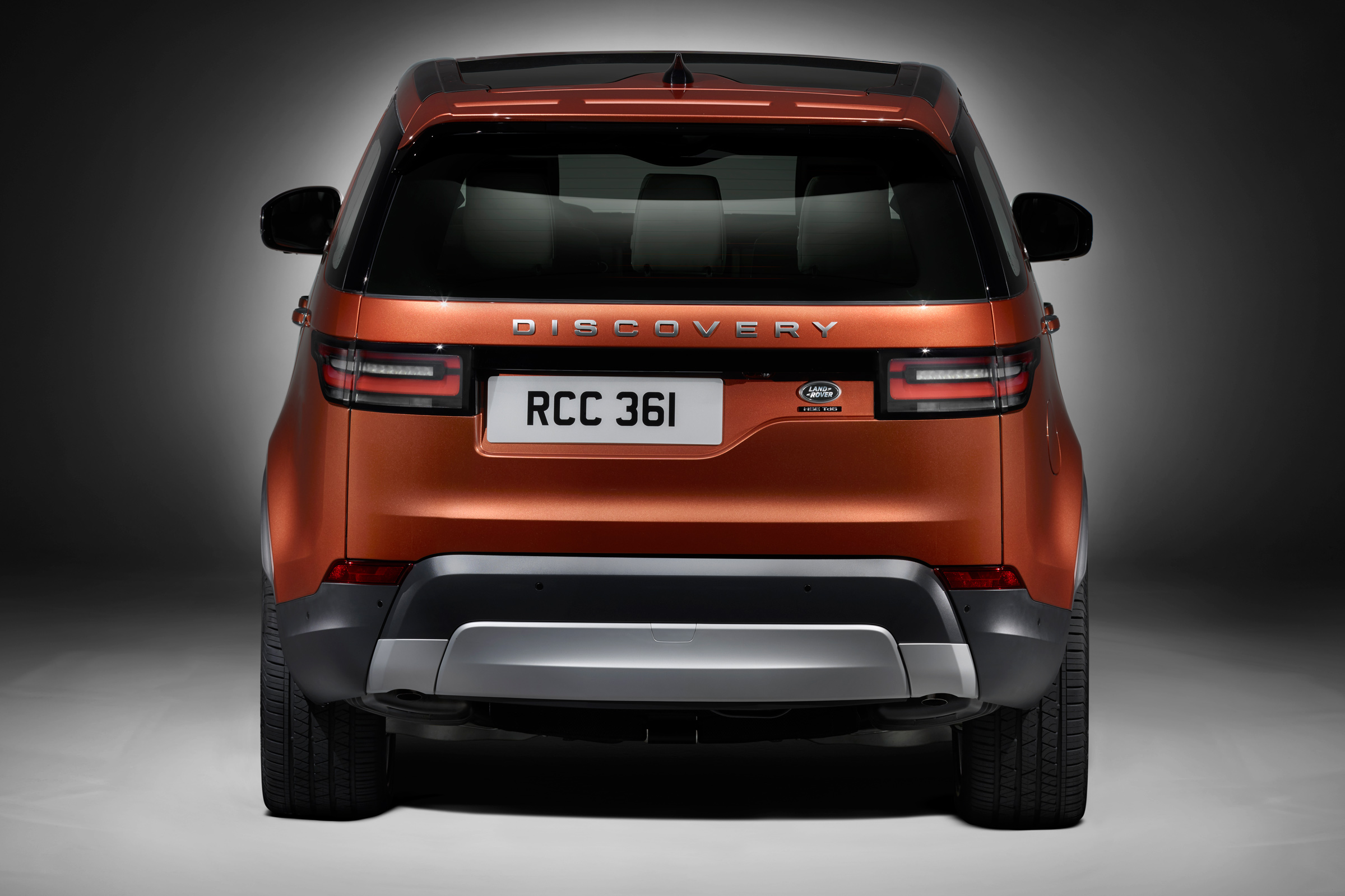 Land Rover Discovery 2017 - official studio rear 2