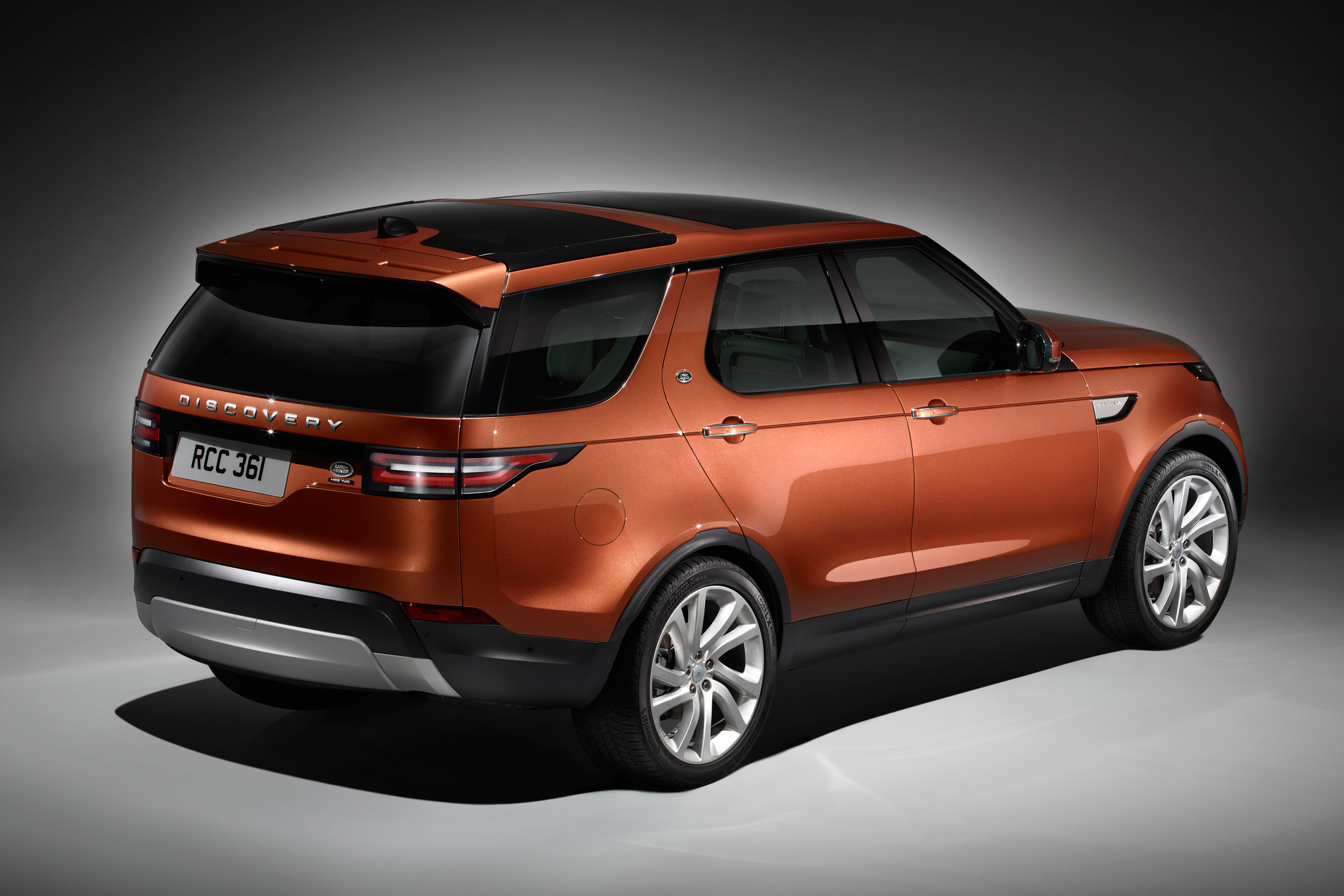 Land Rover Discovery 2017 - official studio rear