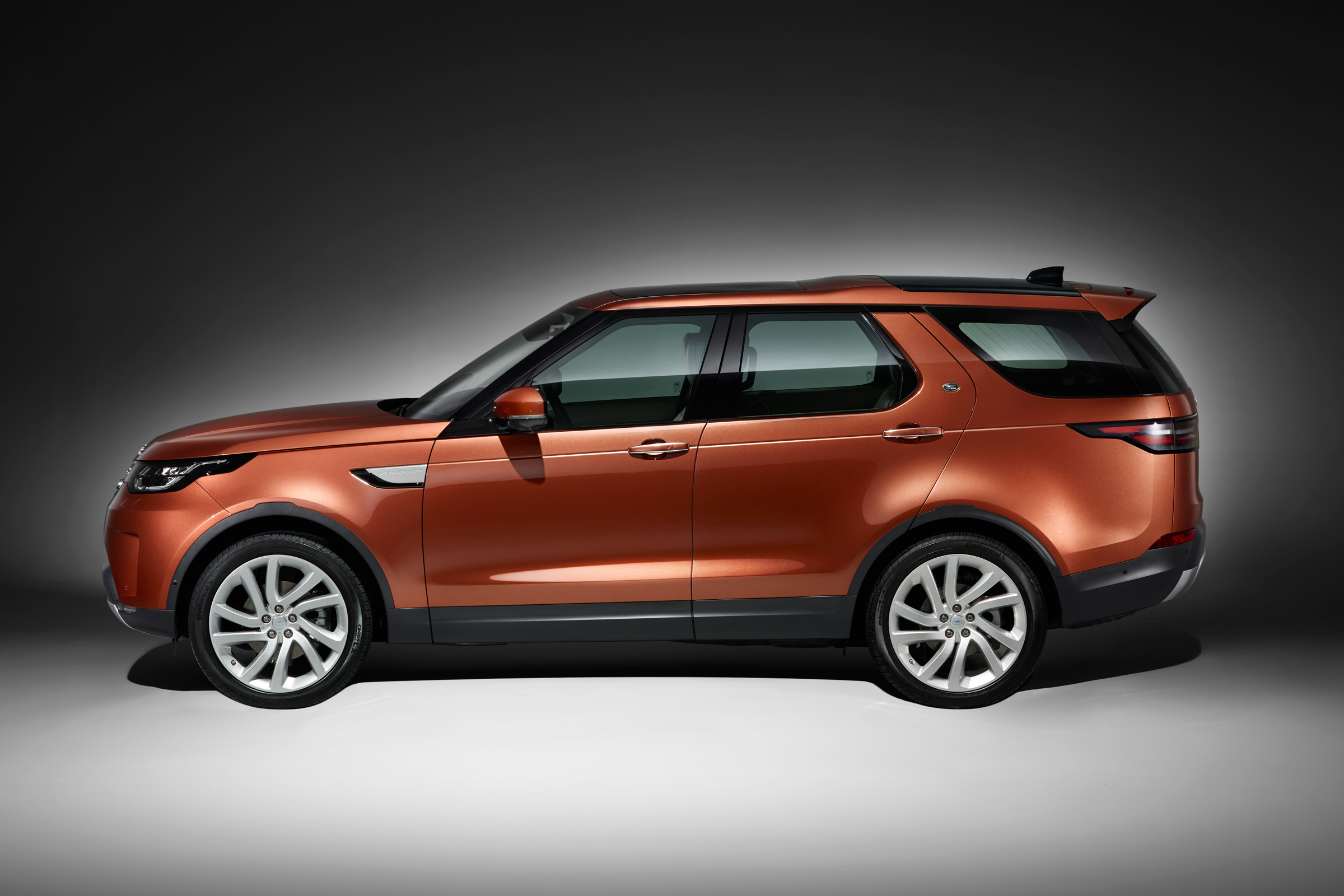 Land Rover Discovery 2017 - official studio side