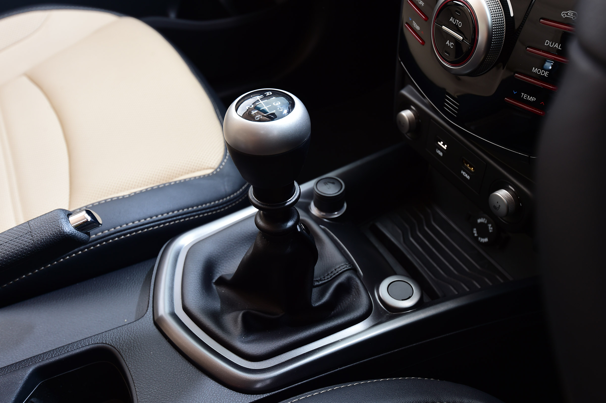 SsangYong Tivoli XLV manual - gearstick
