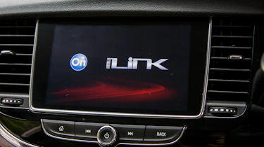 Vauxhall Mokka X 2016 - infotainment