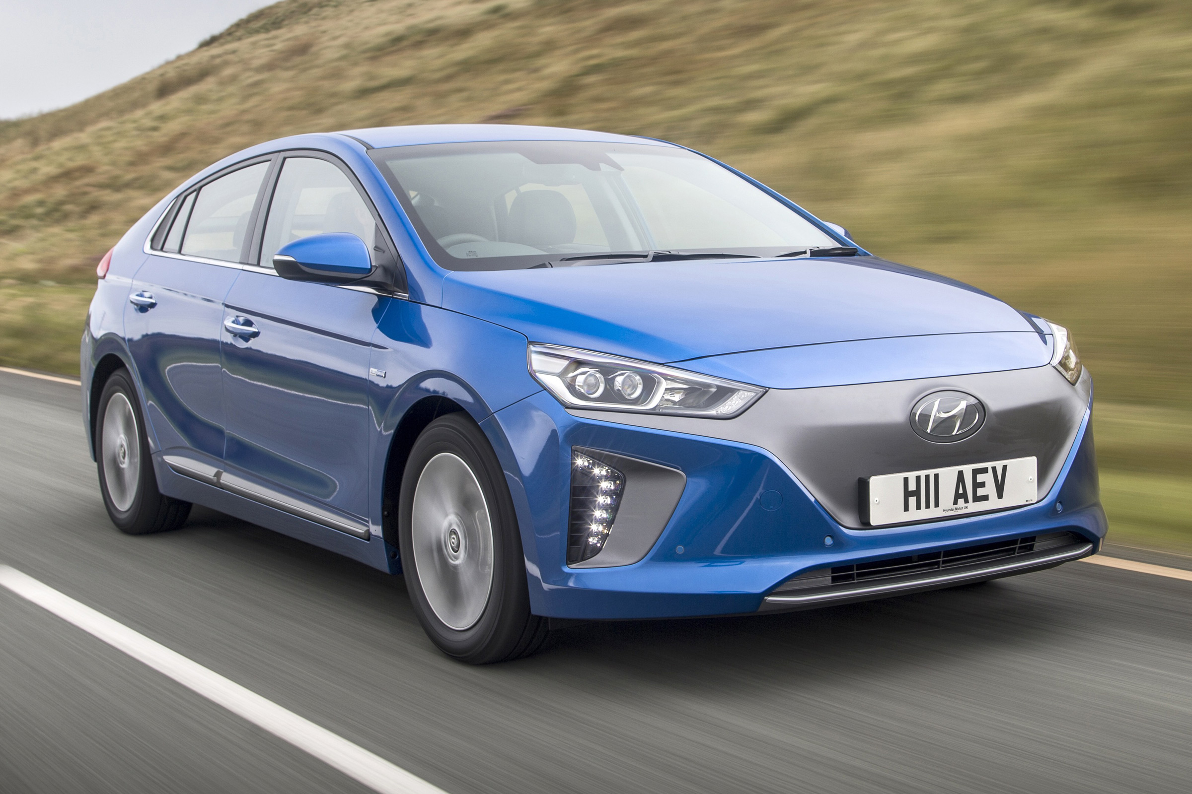 Hyundai IONIQ EV 2016 UK - front tracking 2
