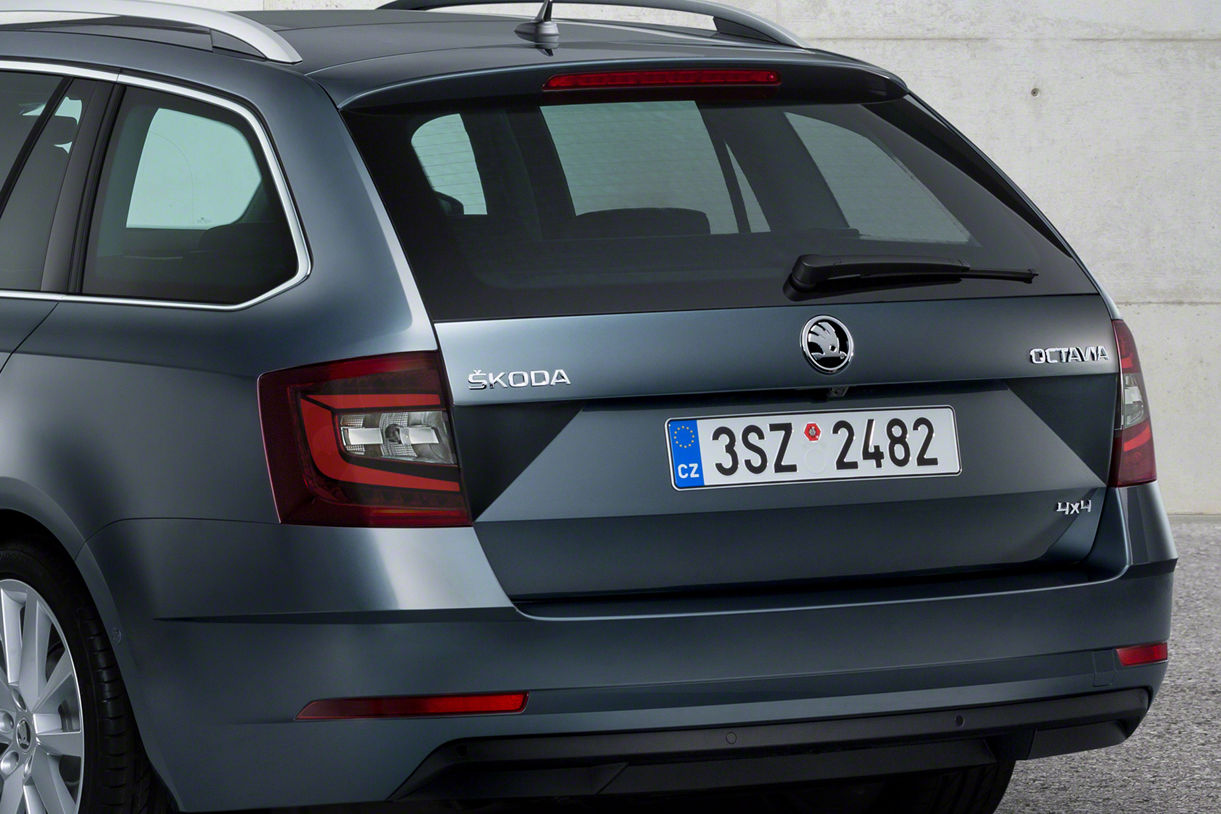 New 2017 Skoda Octavia facelift estate detail