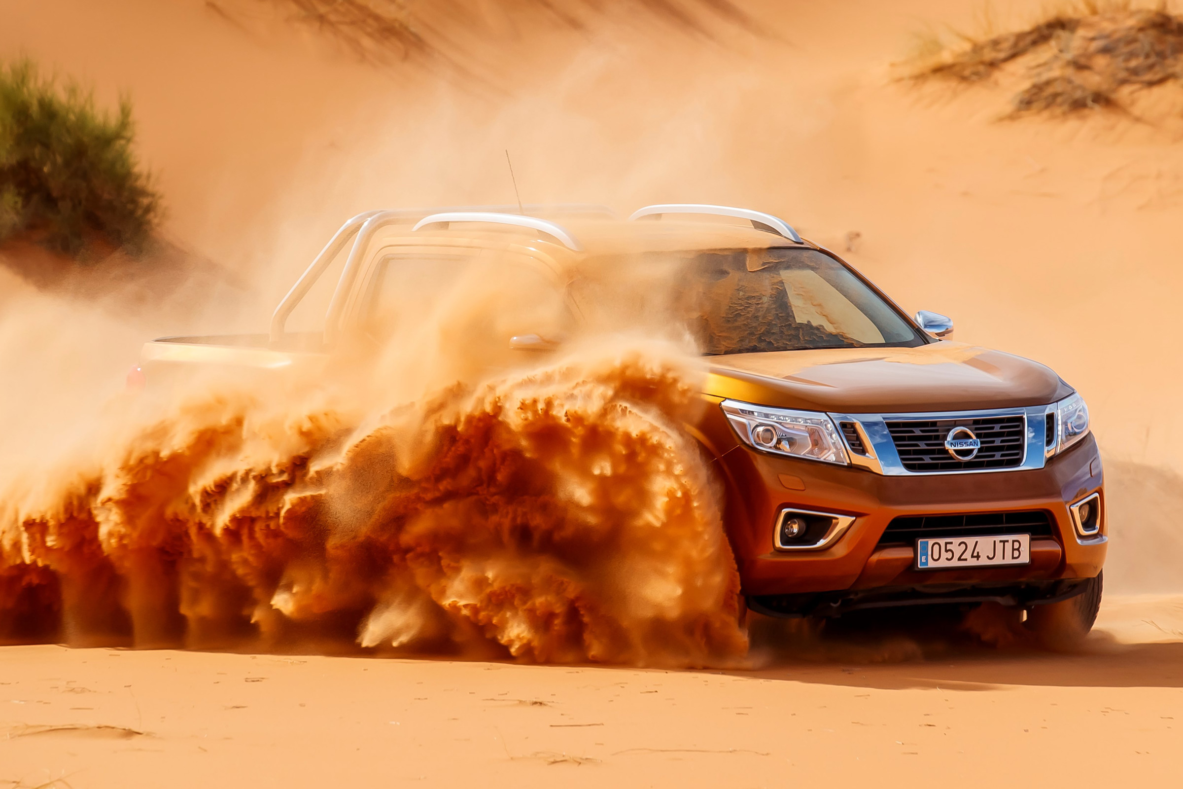 Nissan NP300 Navara pick-up dune - sand driving 