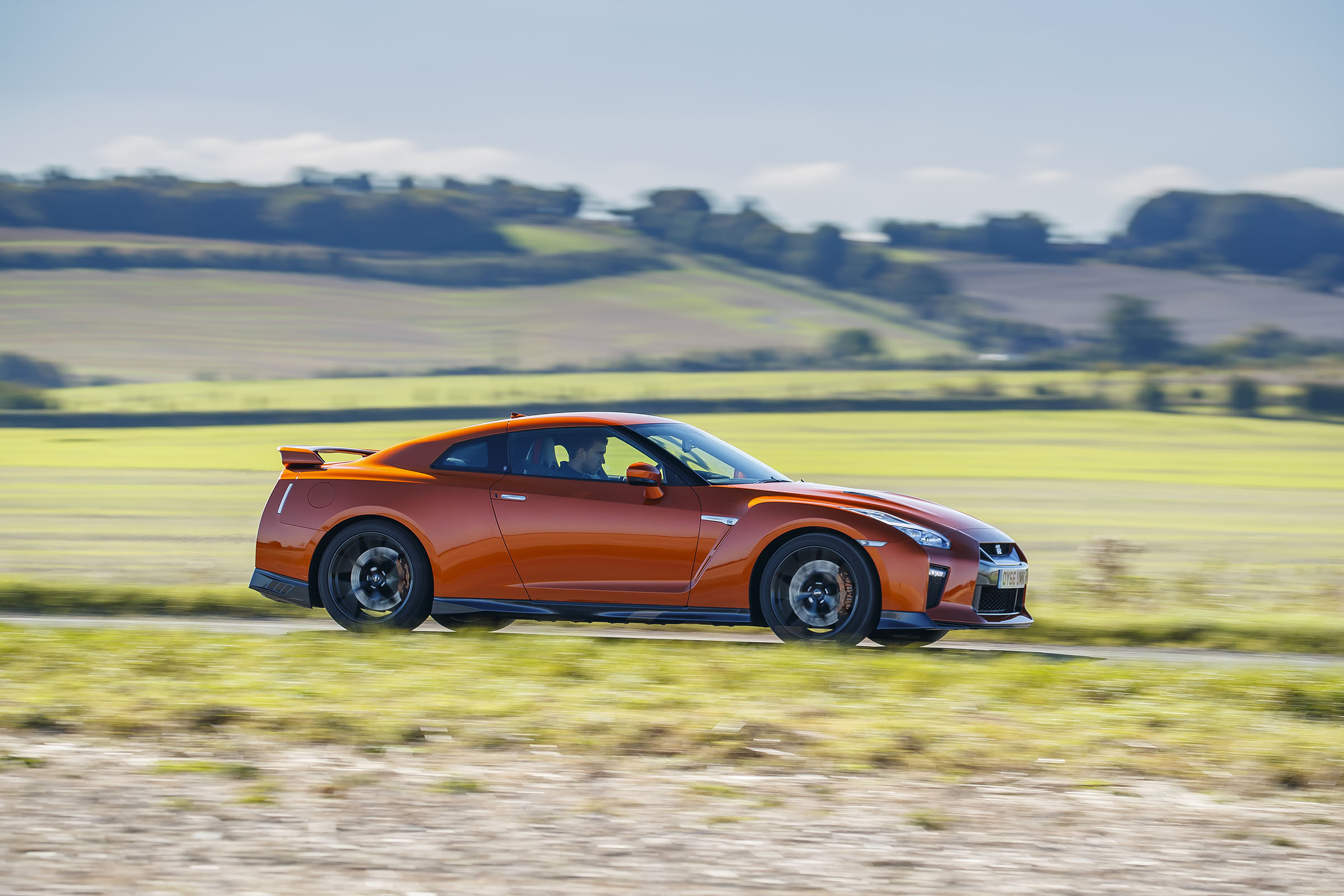 Nissan GT-R 2017 side