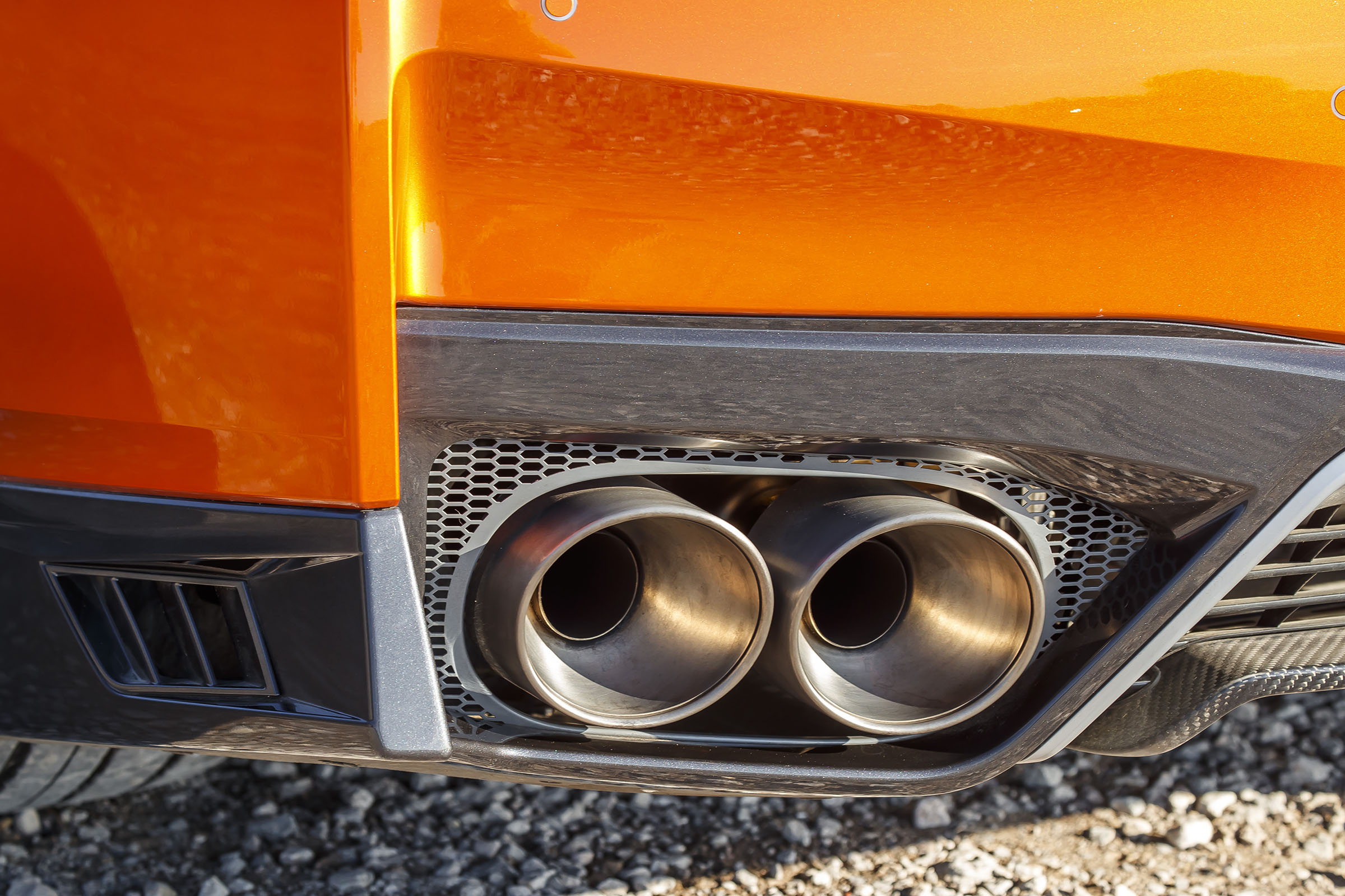 Nissan GT-R 2017 exhaust