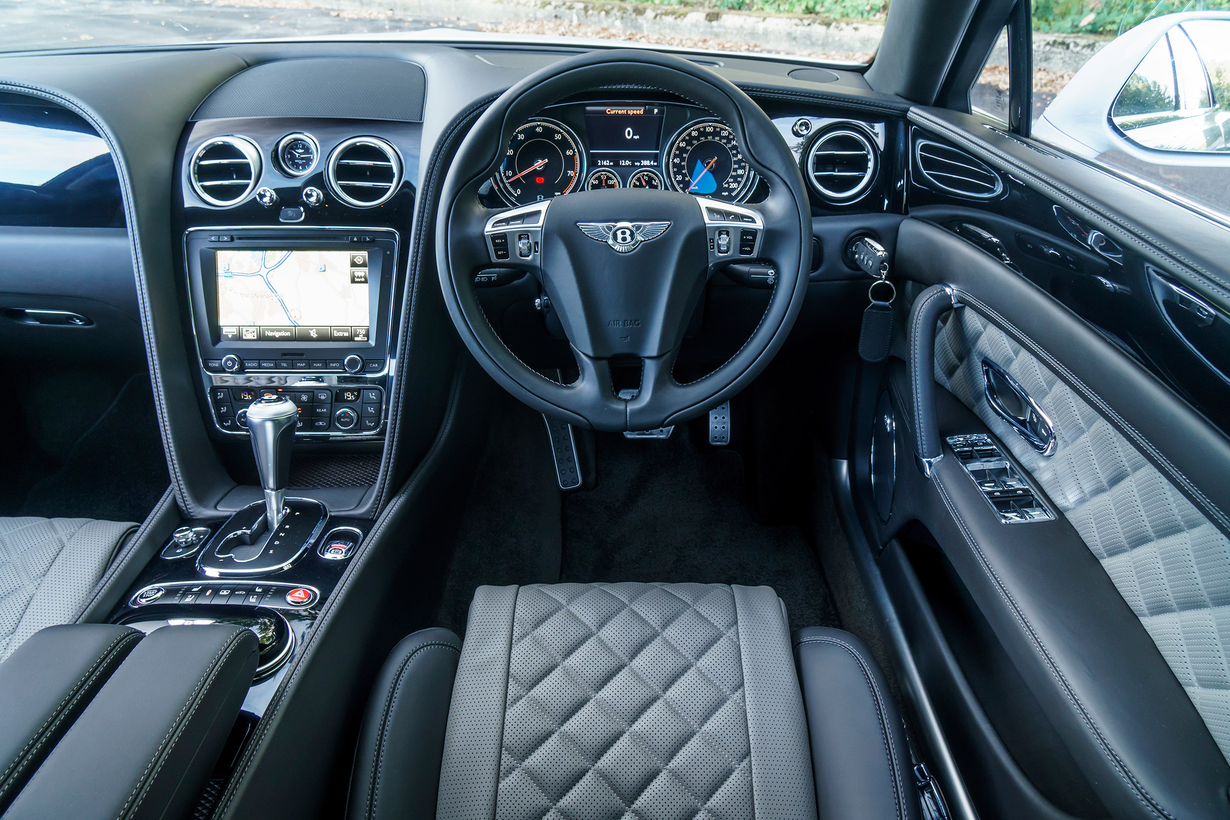 Bentley Flying Spur V8 S - dash
