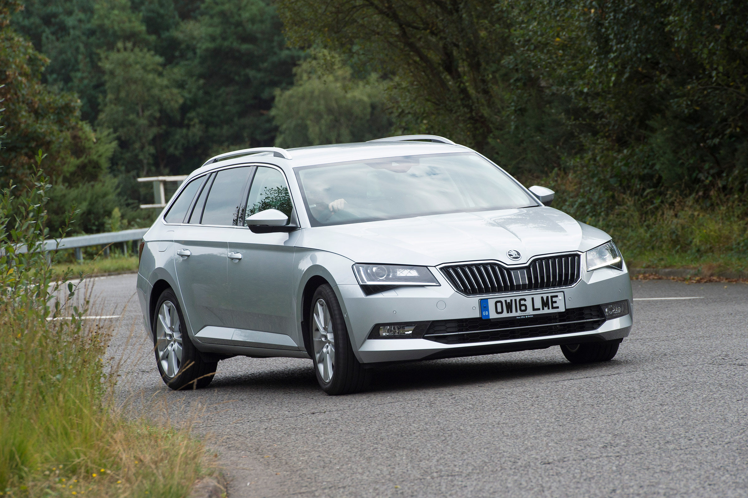 Skoda Superb Estate - front cornering