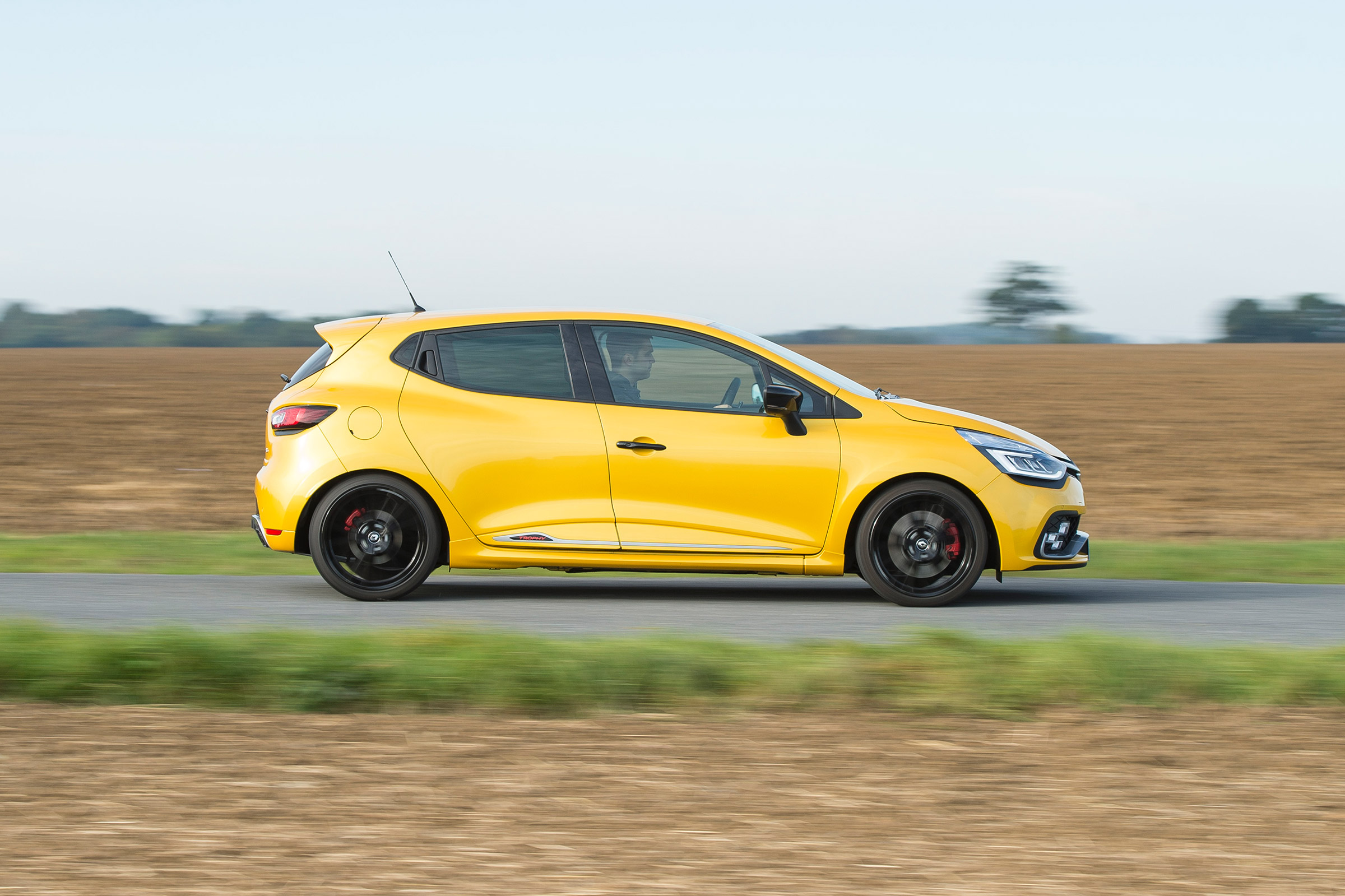 Renault Clio RS 220 Trophy - side