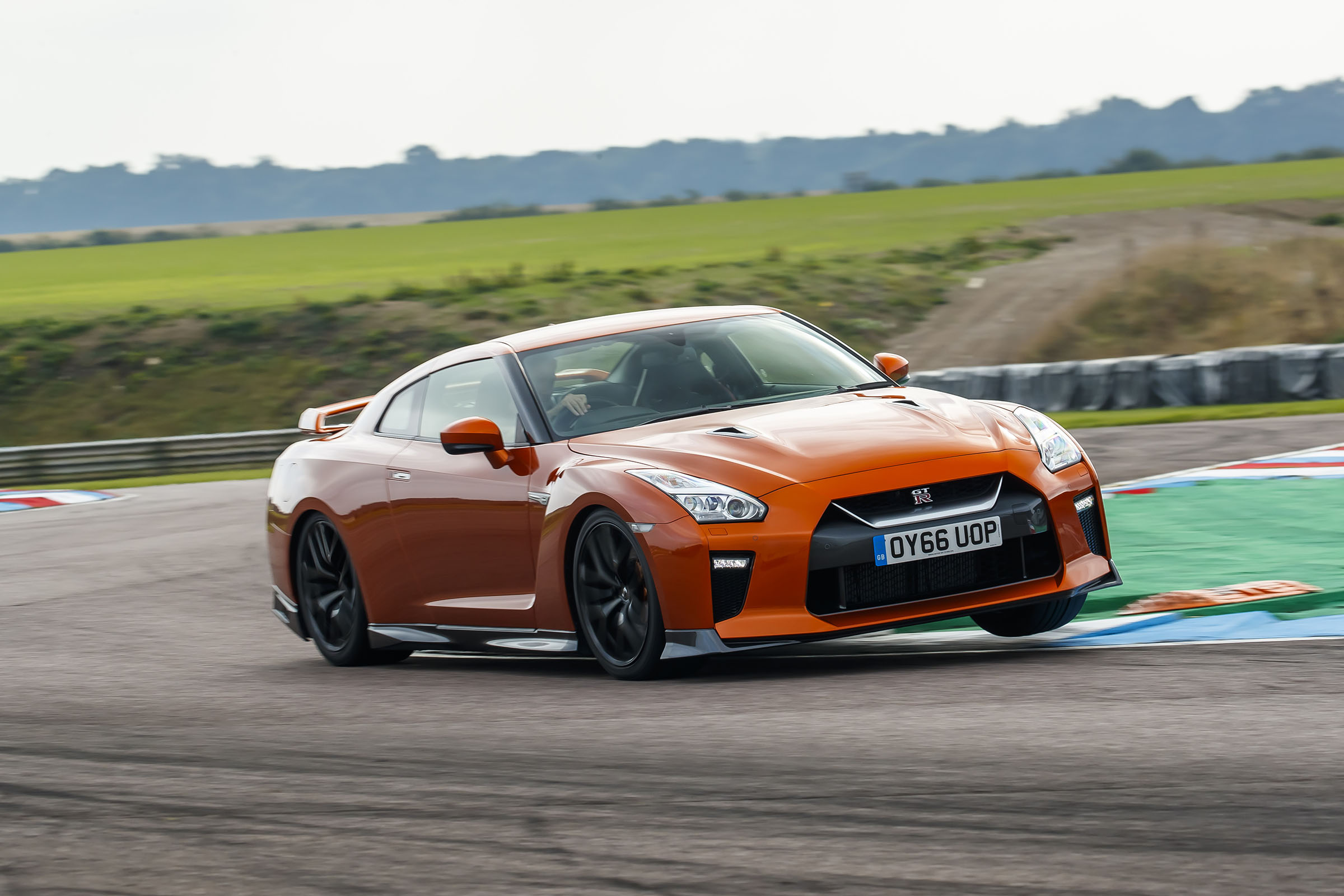 Nissan GT-R 2017 cornering