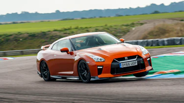 Nissan GT-R 2017 cornering
