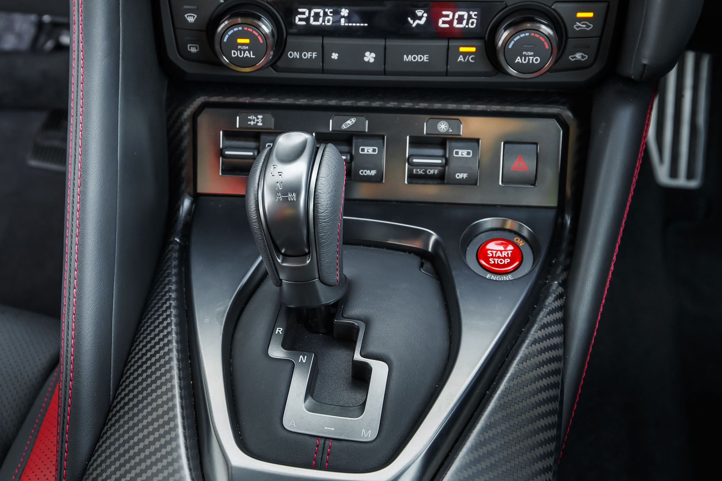 Nissan GT-R 2017 shifter