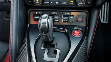 Nissan GT-R 2017 shifter