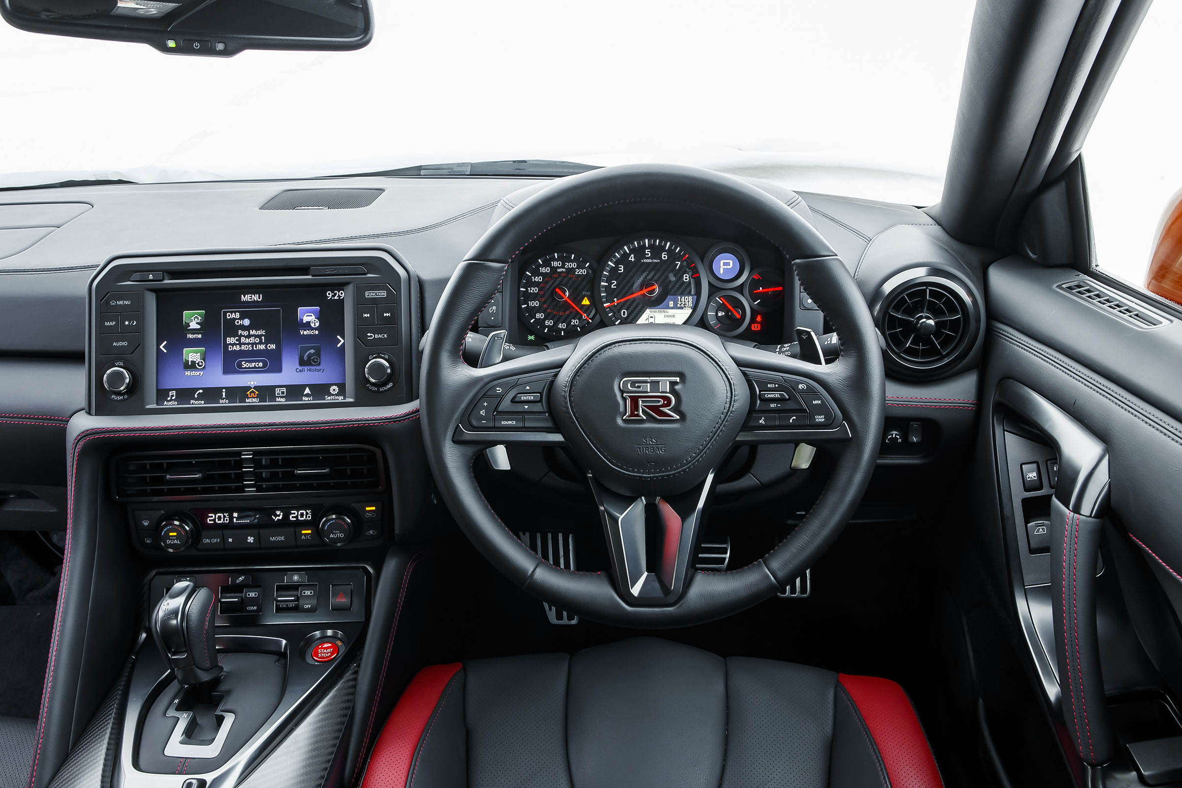 Nissan GT-R 2017 dash