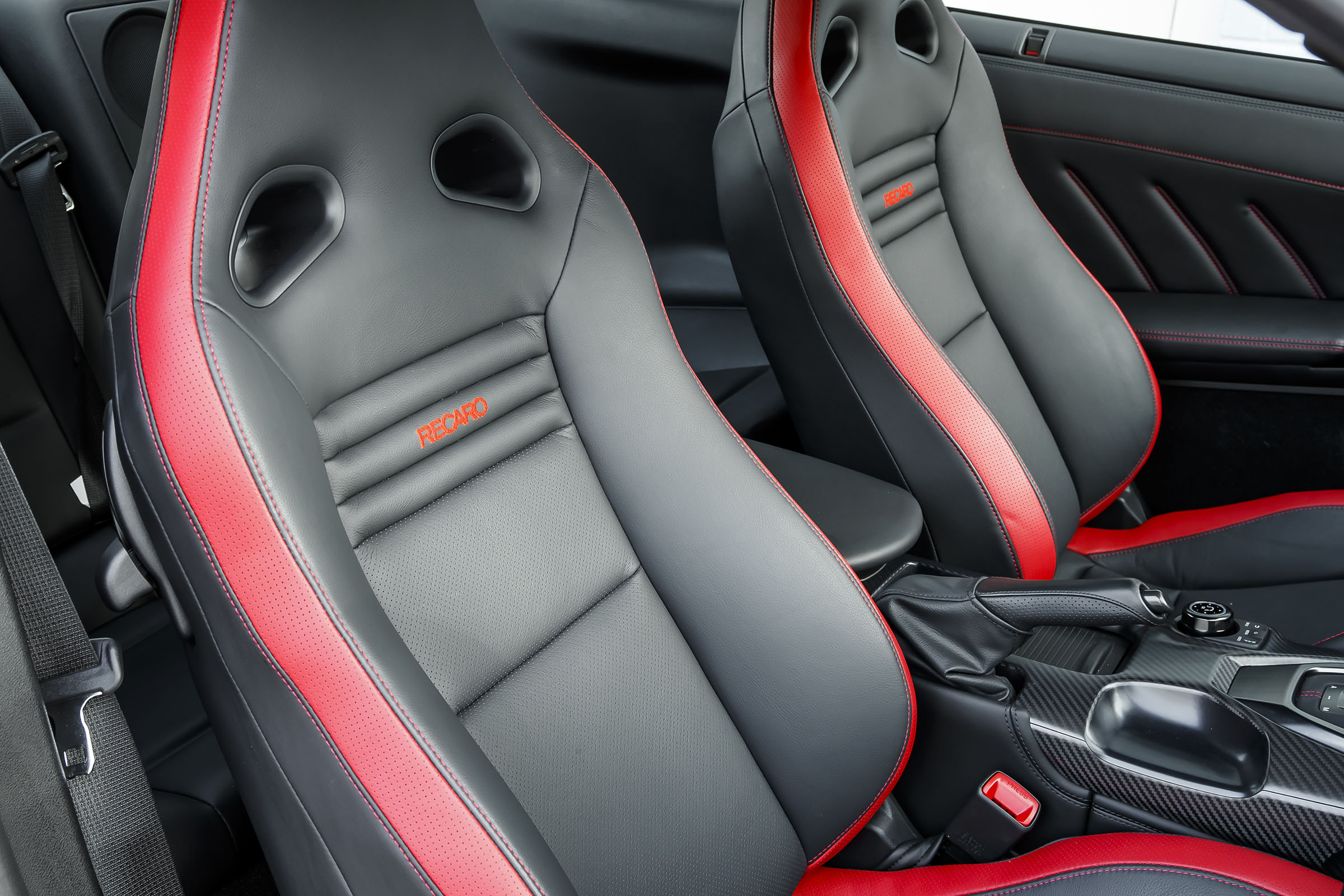 Nissan GT-R 2017 seats