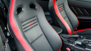 Nissan GT-R 2017 seats