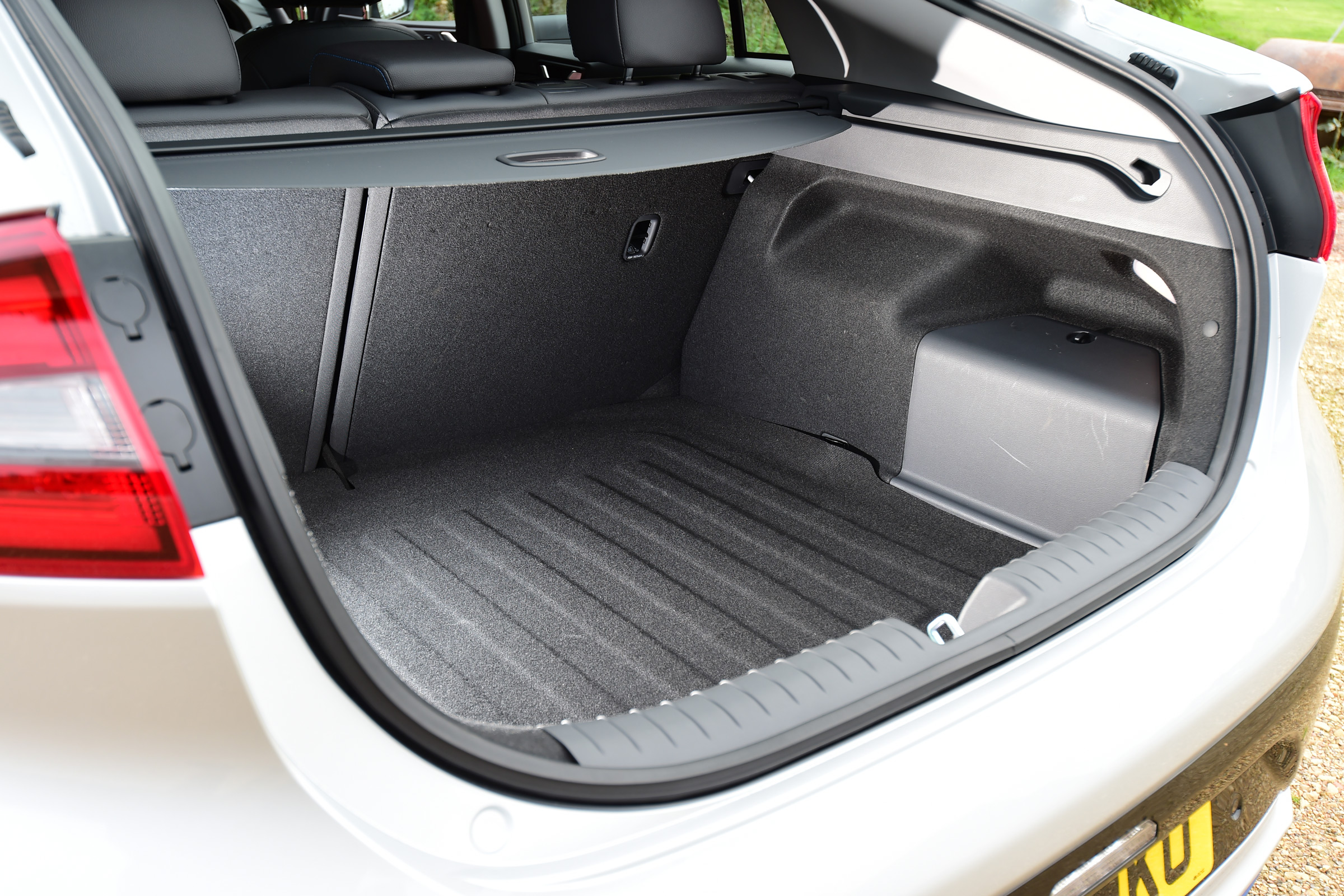 Hyundai IONIQ hybrid 2016 UK - boot