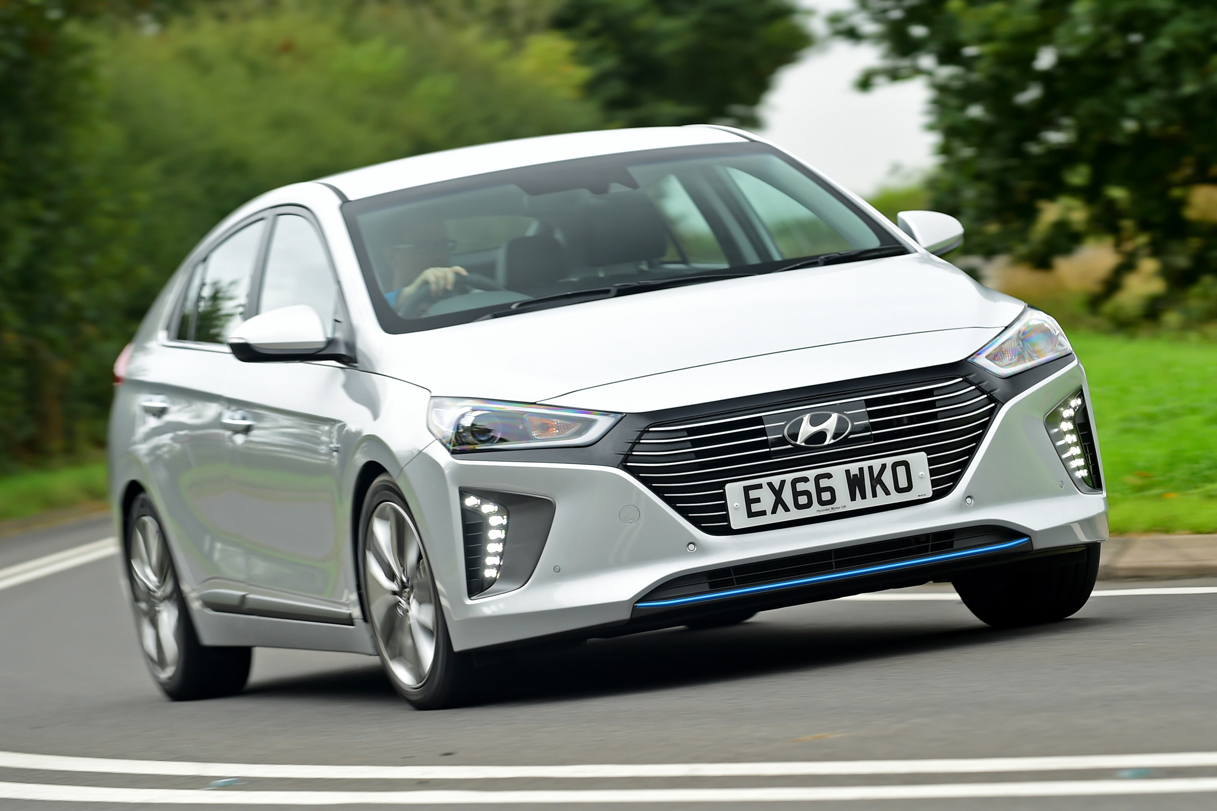Hyundai IONIQ hybrid 2016 UK - front cornering