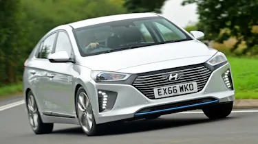 Hyundai IONIQ hybrid 2016 UK - front cornering
