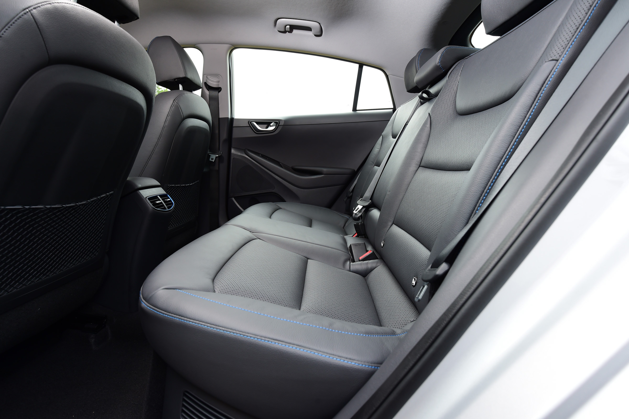 Hyundai IONIQ hybrid 2016 UK - rear seats