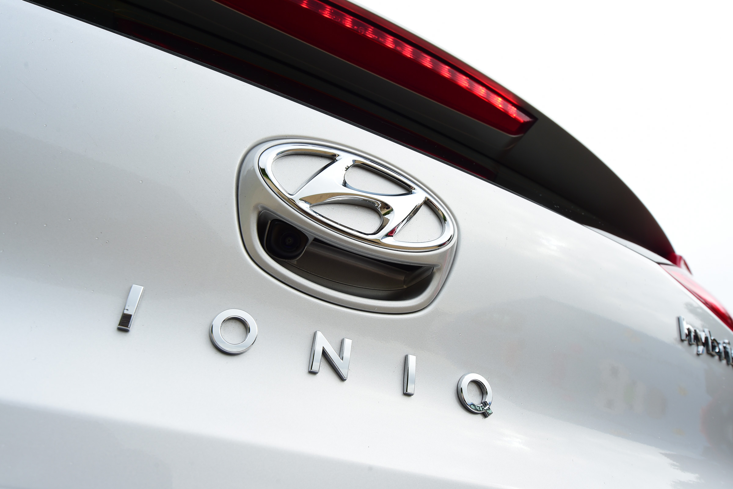 Hyundai IONIQ hybrid 2016 UK - badge