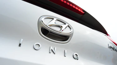 Hyundai IONIQ hybrid 2016 UK - badge