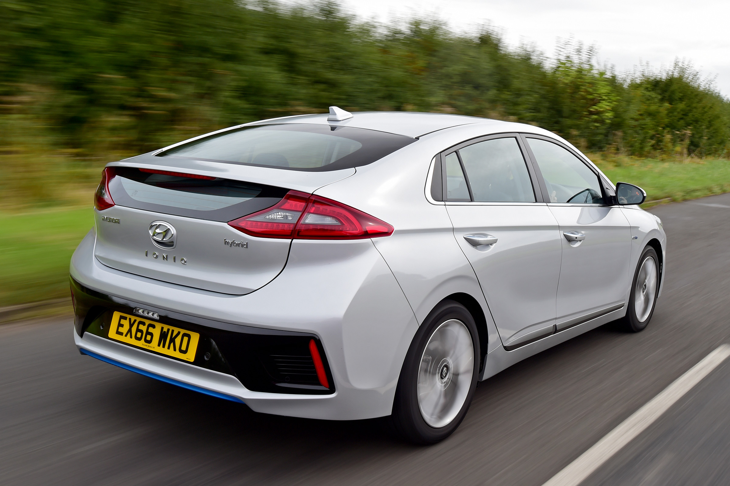 Hyundai IONIQ hybrid 2016 UK - rear tracking