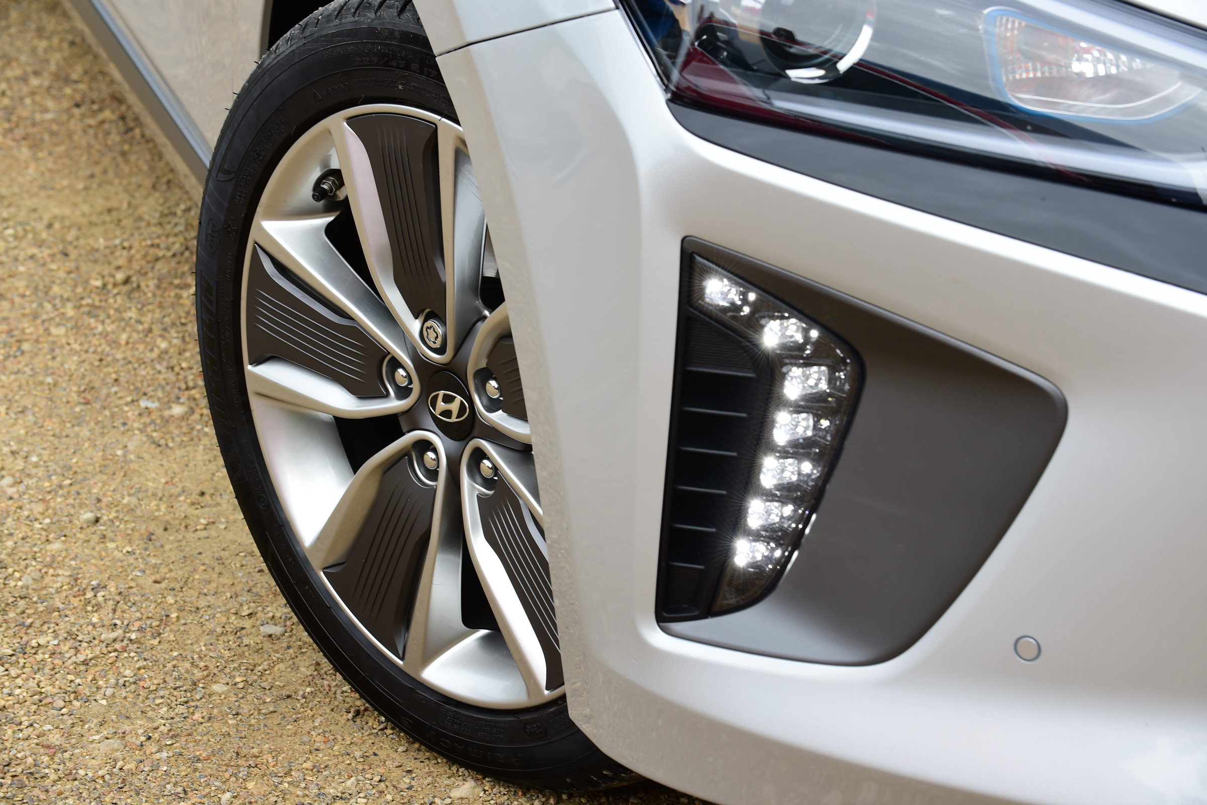 Hyundai IONIQ hybrid 2016 UK - wheel