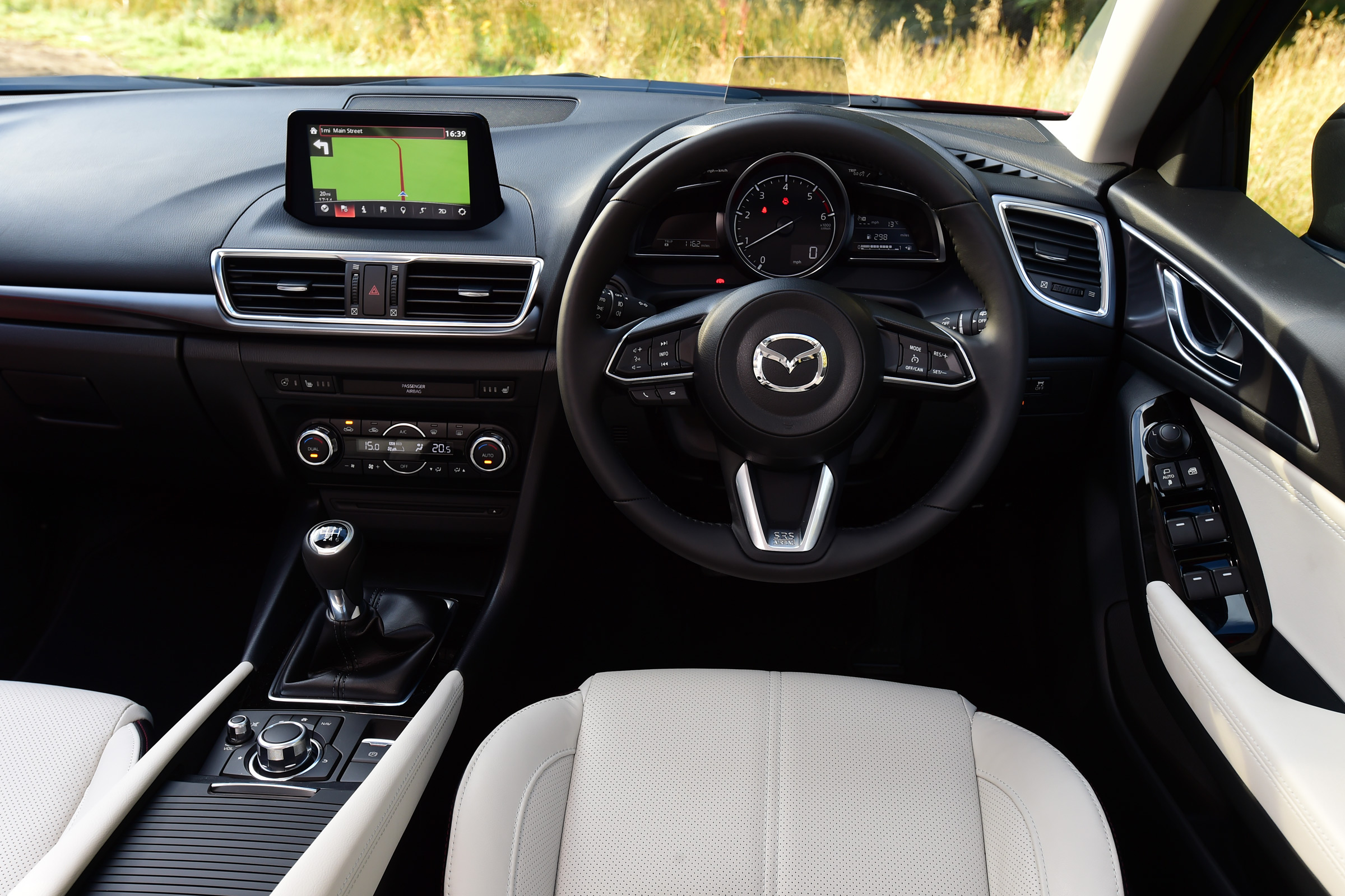 Mazda 3 2016 - interior