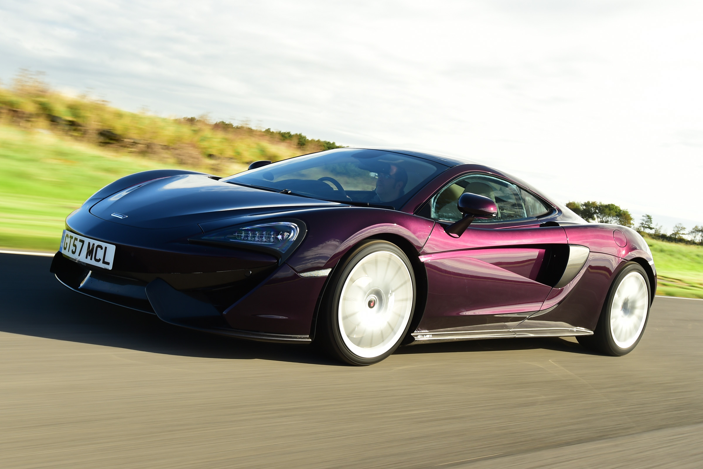 McLaren 570GT - front action