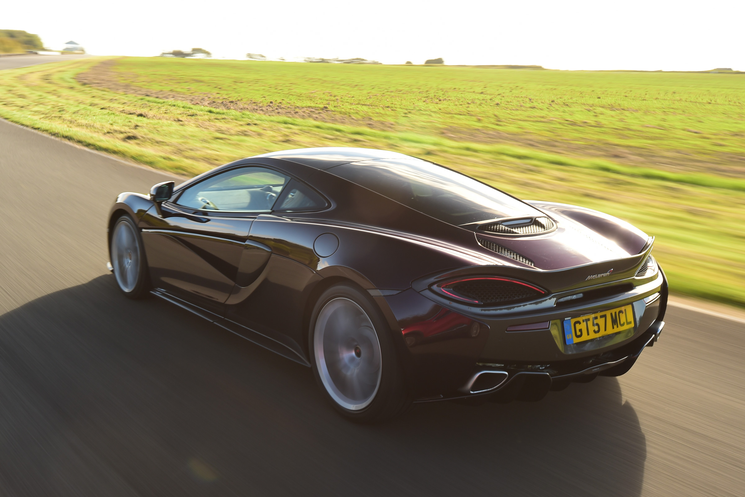 McLaren 570GT - rear tracking