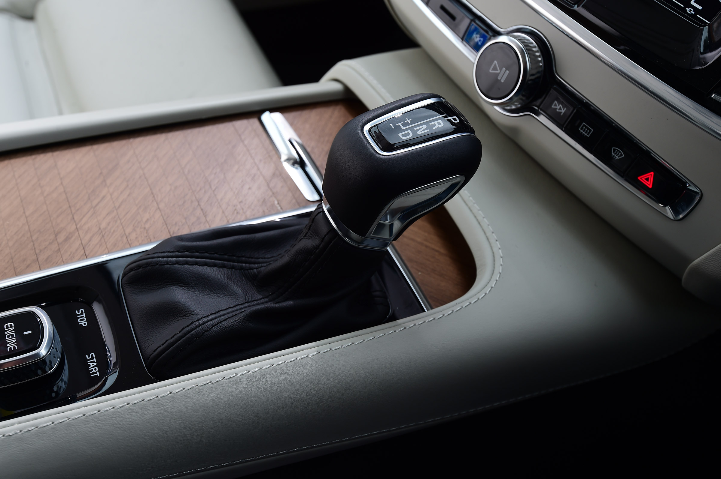 Volvo V90 - centre console