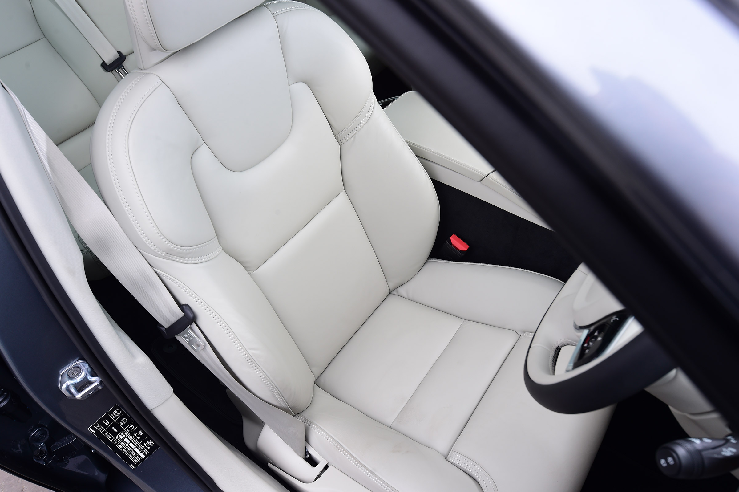 Volvo V90 - front seat